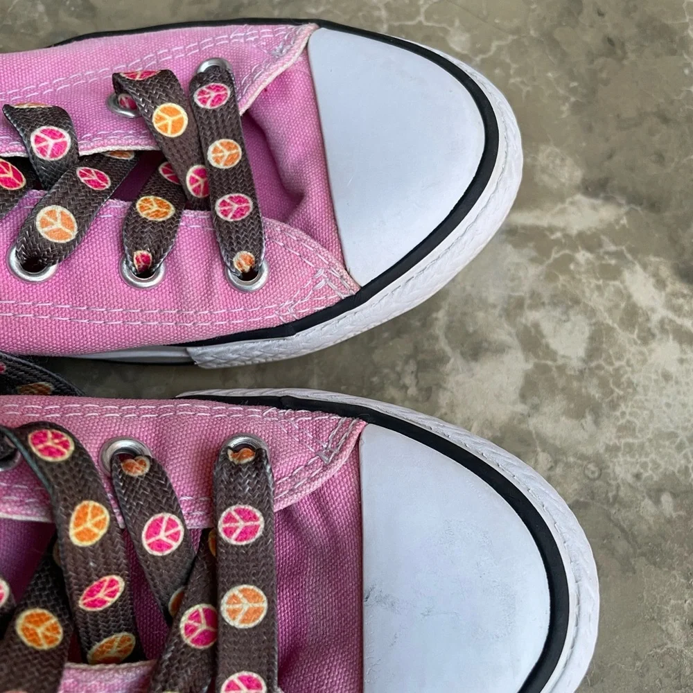 Pink girls low converse